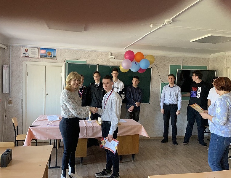 МЫ ЧЕМПИОНЫ  В ГОРОДСКИХ СОРЕВНОВАНИЯХ ПО ШАХМАТАМ!