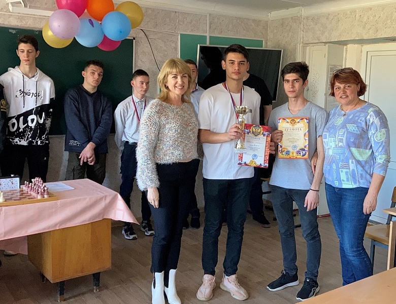 МЫ ЧЕМПИОНЫ  В ГОРОДСКИХ СОРЕВНОВАНИЯХ ПО ШАХМАТАМ!