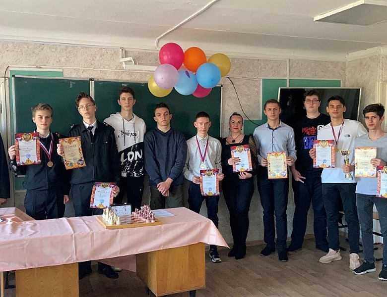 МЫ ЧЕМПИОНЫ  В ГОРОДСКИХ СОРЕВНОВАНИЯХ ПО ШАХМАТАМ!