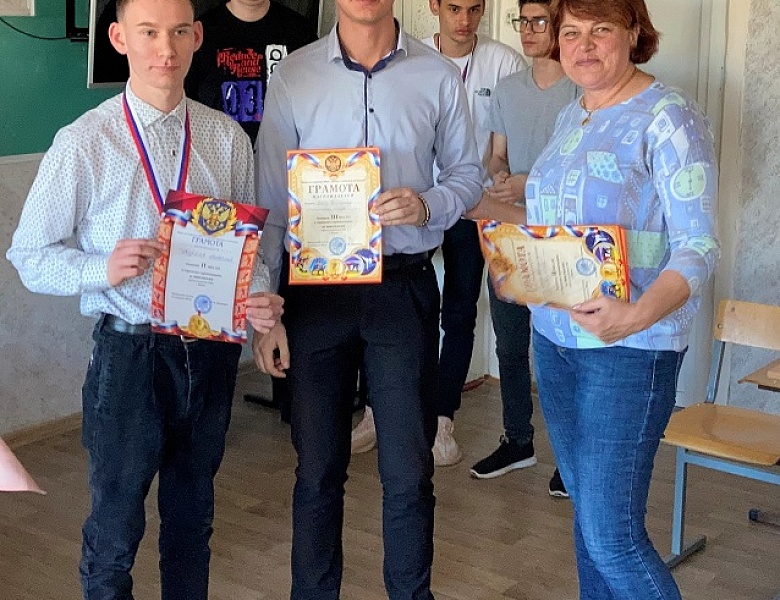 МЫ ЧЕМПИОНЫ  В ГОРОДСКИХ СОРЕВНОВАНИЯХ ПО ШАХМАТАМ!