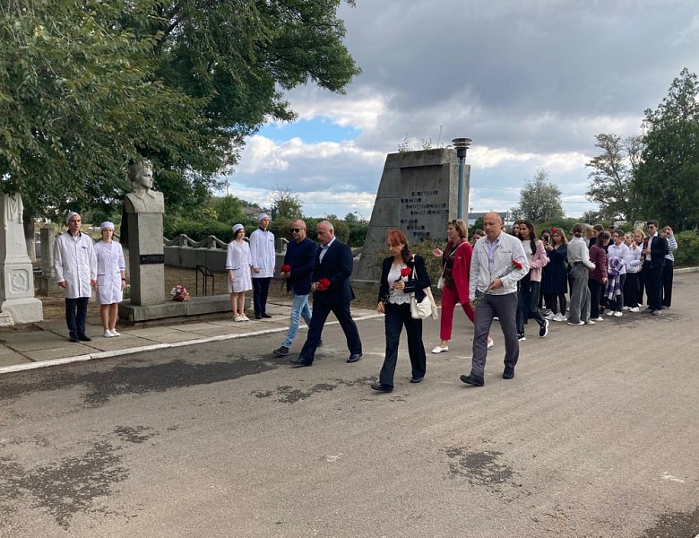 Митинг в честь присвоения Керчи звания "города-героя"